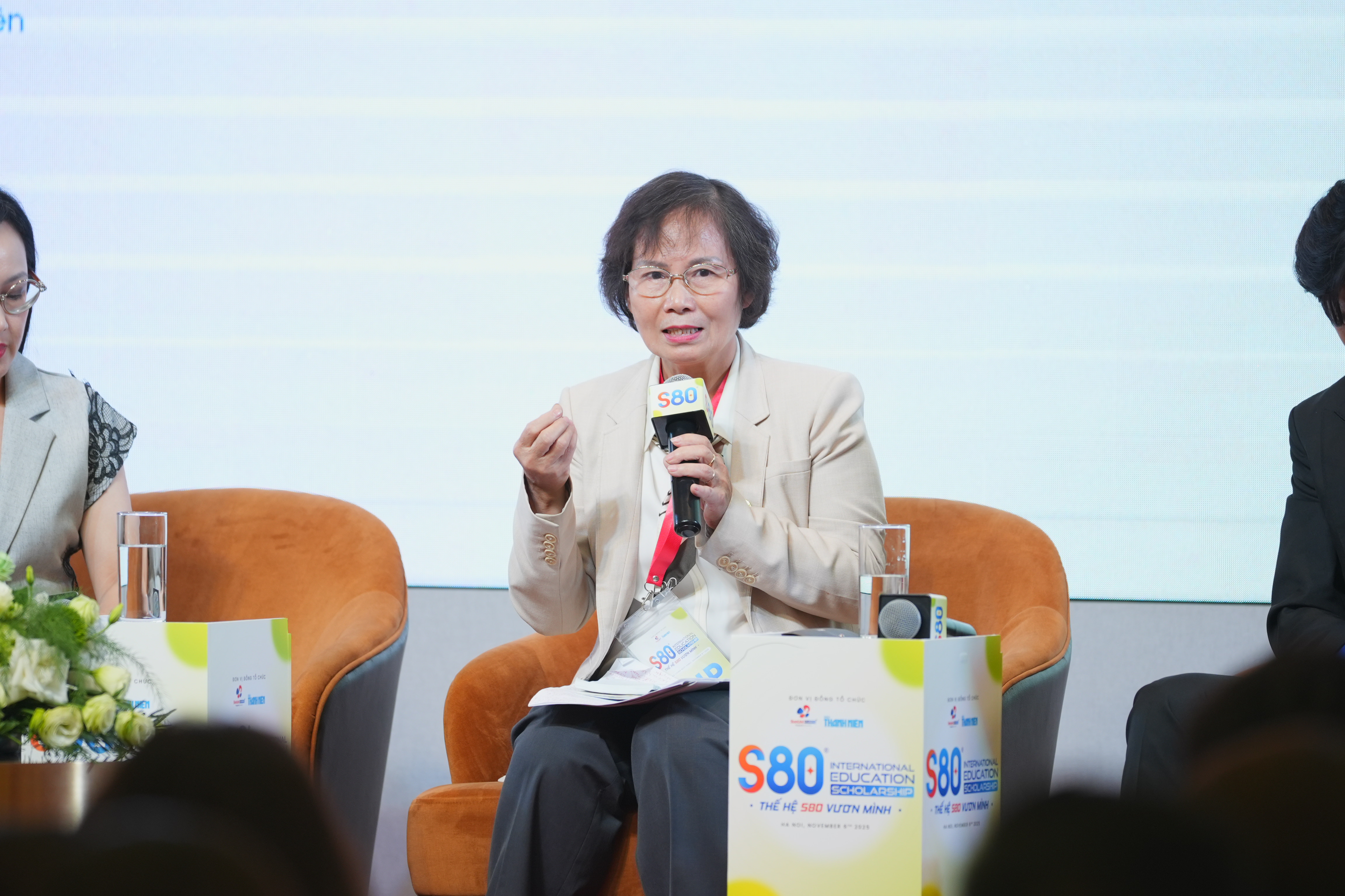 Các khách mời chia sẻ tại tọa đàm.