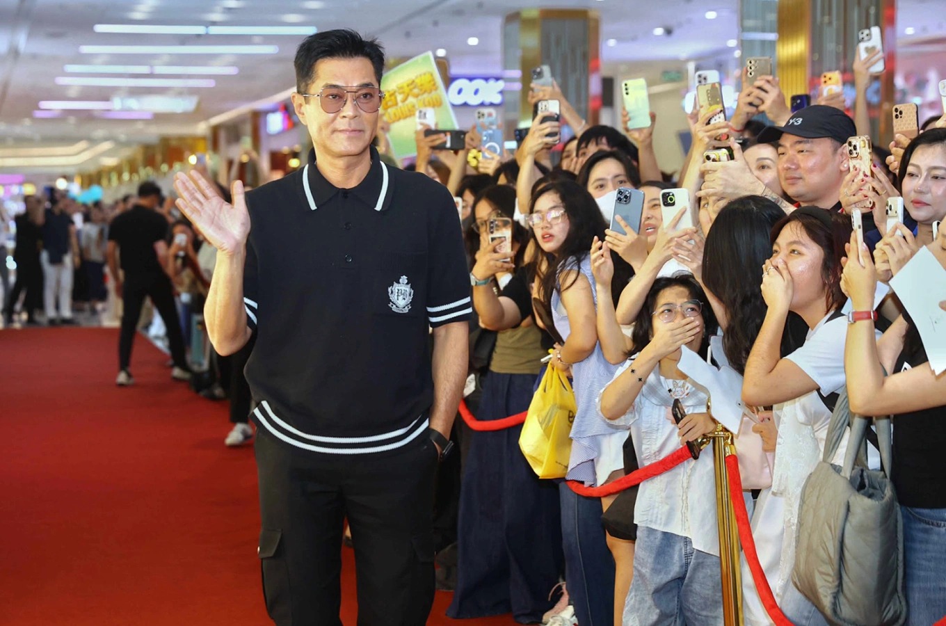 Nhiều người hâm mộ đón chào người hâm mộ.