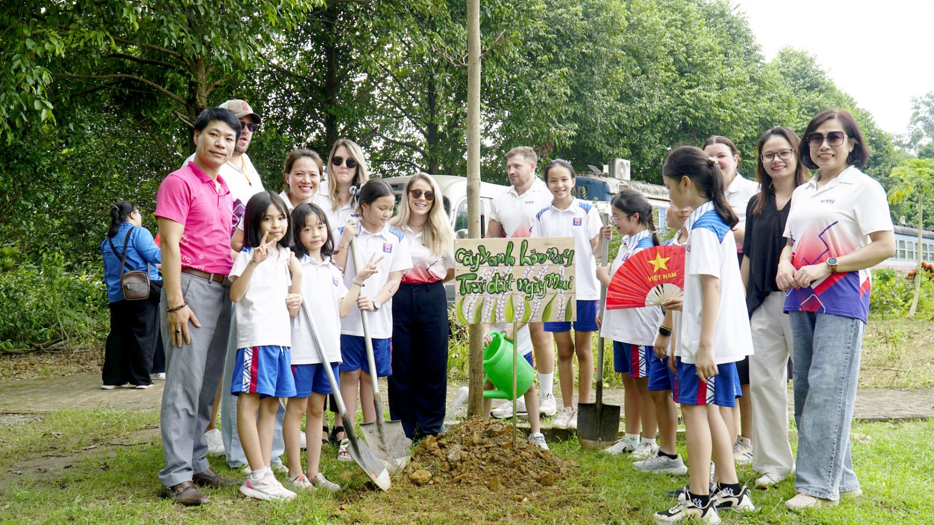 Anh Vũ Xuân Thái - Quản lý Chương trình Môi trường Quỹ Vì Tầm Vóc Việt và chị Trần Thị Kim Tuyến - Tổ chức Môi trường Thái Bình Dương Việt Nam tham gia hoạt động trồng cây cùng học sinh và giáo viên Trường Liên cấp Việt - Úc Hà Nội.