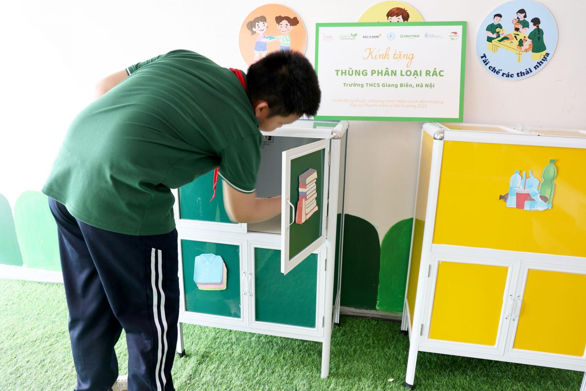 Học sinh trường THCS Giang Biên sử dụng tủ phân loại rác được School Tour 2025 trao tặng cho nhà trường