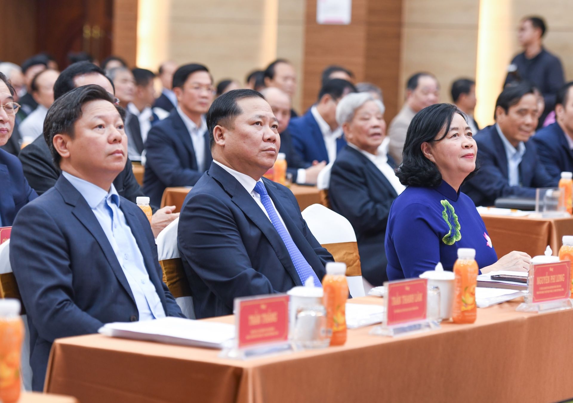 Ủy viên Bộ Chính trị, Bí thư TƯ Đảng, Bí thư Đảng ủy MTTQ, các đoàn thể Trung ương Bùi Thị Minh Hoài (bìa phải) và các đại biểu dự Hội nghị.