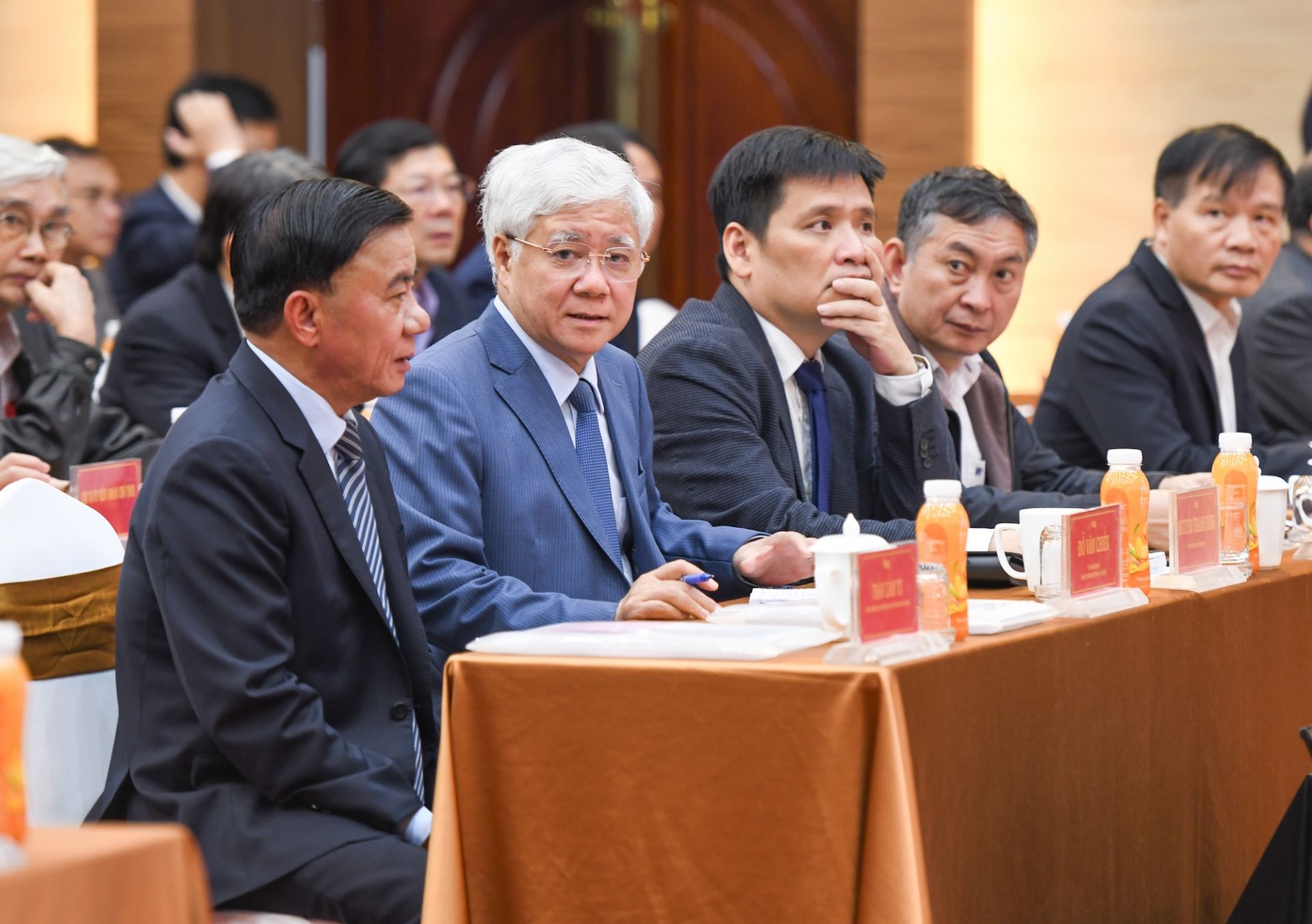 Từ trái sang, hàng đầu: Ủy viên Bộ Chính trị, Thường trực Ban Bí thư Trần Cẩm Tú; Ủy viên Bộ Chính trị, Bí thư TƯ Đảng, Phó Bí thư Thường trực Đảng ủy Quốc hội Đỗ Văn Chiến và các đại biểu dự Hội nghị.