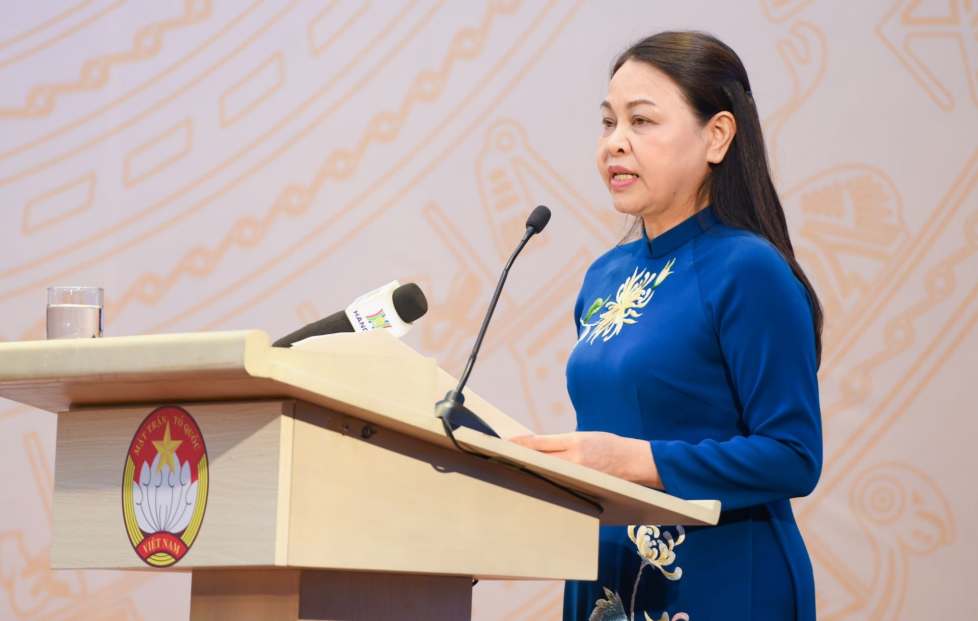 bà Nguyễn Thị Thu Hà - Ủy viên Trung ương Đảng, Phó Chủ tịch - Tổng Thư ký Ủy ban Trung ương MTTQ Việt Nam thông báo ý kiến của Bộ Chính trị về nhân sự được giới thiệu để hiệp thương cử Chủ tịch Ủy ban Trung ương MTTQ Việt Nam khóa X.