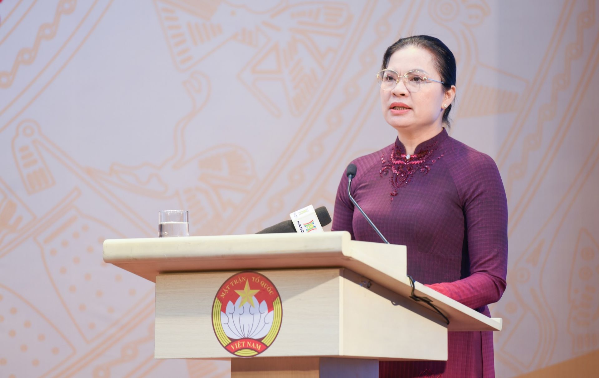 Ủy viên TƯ Đảng, Phó Chủ tịch UBTƯ MTTQ Việt Nam Hà Thị Nga trình bày Tờ trình nhân sự.