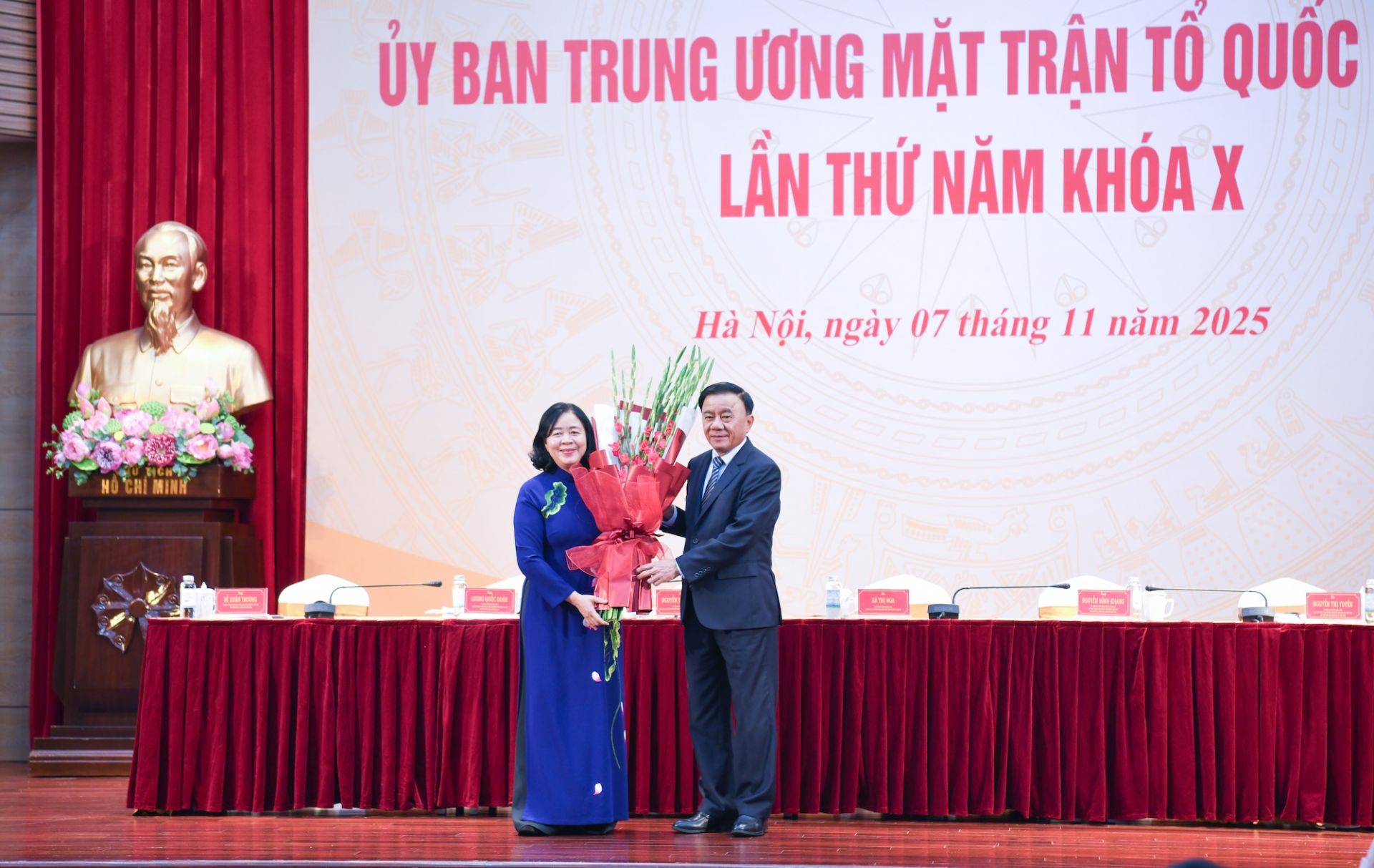 Ủy viên Bộ Chính trị, Thường trực Ban Bí thư Trần Cẩm Tú chúc mừng Ủy viên Bộ Chính trị, Bí thư TƯ Đảng, Bí thư Đảng ủy MTTQ, các đoàn thể Trung ương Bùi Thị Minh Hoài giữ chức Chủ tịch Ủy ban Trung ương MTTQ Việt Nam khóa X.