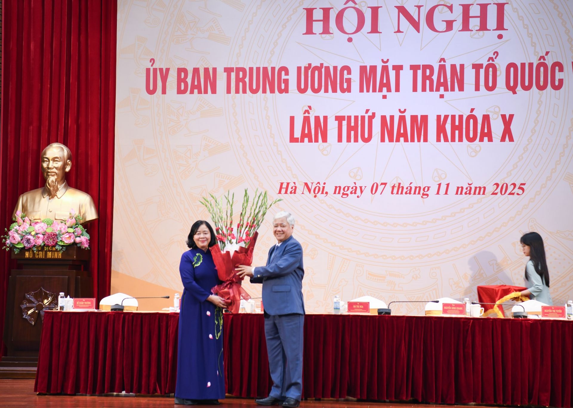 Ông Đỗ Văn Chiến, Ủy viên Bộ Chính trị, Phó Bí thư Thường trực Đảng ủy Quốc hội, chúc mừng bà Bùi Thị Minh Hoài, Ủy viên Bộ Chính trị, Bí thư Trung ương Đảng, Bí thư Đảng ủy MTTQ, các đoàn thể Trung ương, Chủ tịch UBTƯ MTTQ Việt Nam.