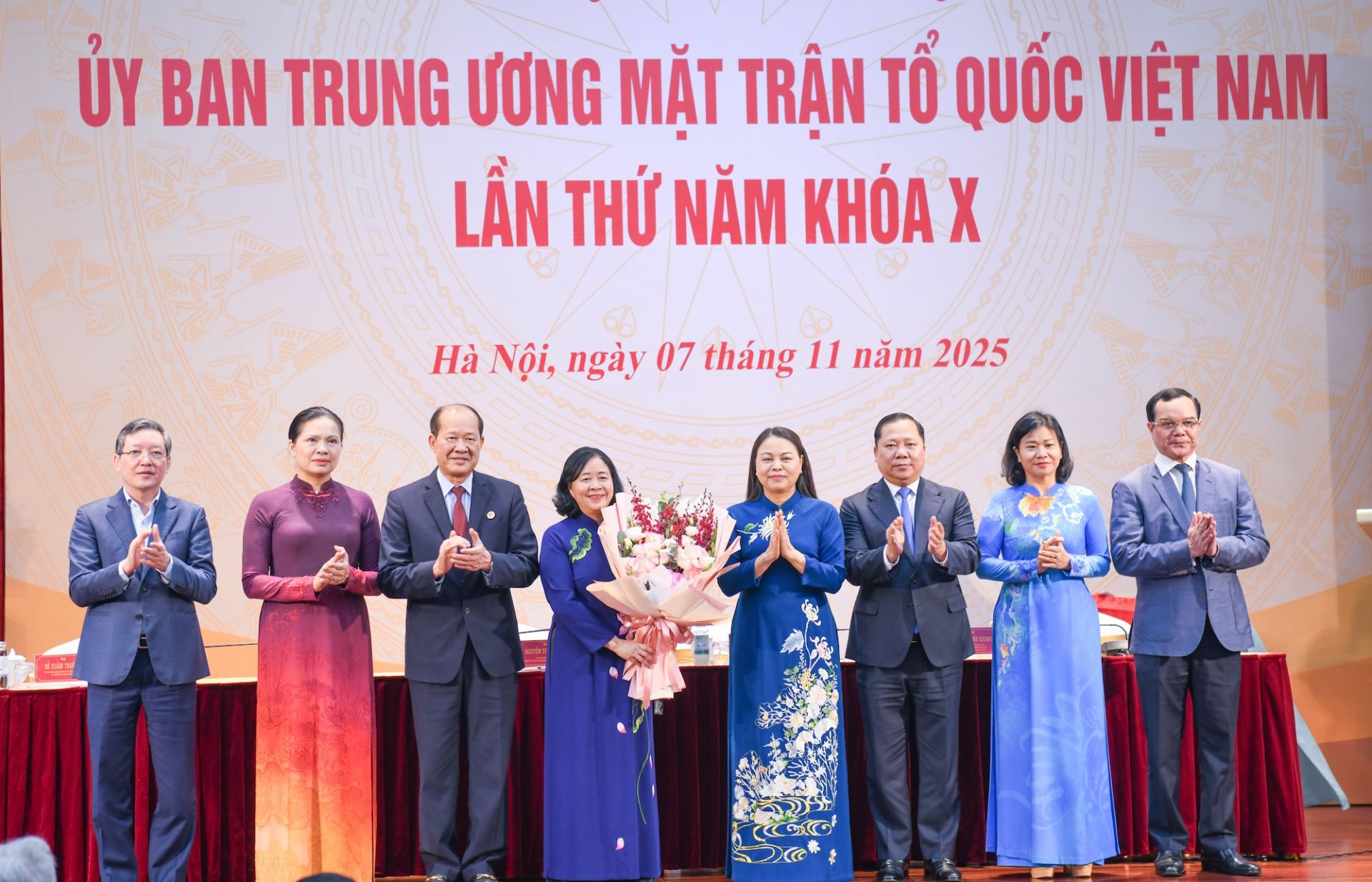 Ban Thường trực Ủy ban Trung ương MTTQ Việt Nam tặng hoa chúc mừng bà Bùi Thị Minh Hoài, Ủy viên Bộ Chính trị, Bí thư Trung ương Đảng, Bí thư Đảng ủy MTTQ, các đoàn thể Trung ương, Chủ tịch Ủy ban Trung ương MTTQ Việt Nam.