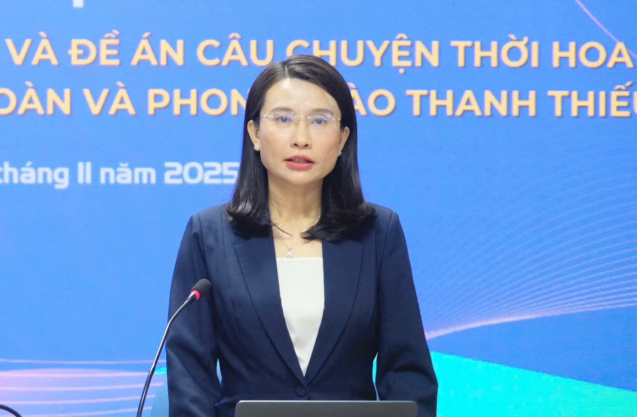 Chị Nguyễn Phạm Duy Trang phát biểu tại cuộc họp.