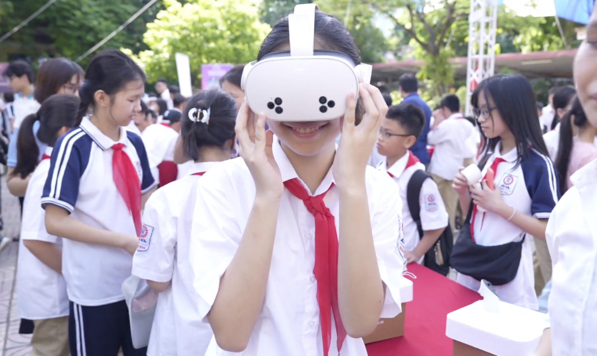 Ngày nay, ứng dụng công nghệ vào học tập đã trở nên phổ biến.