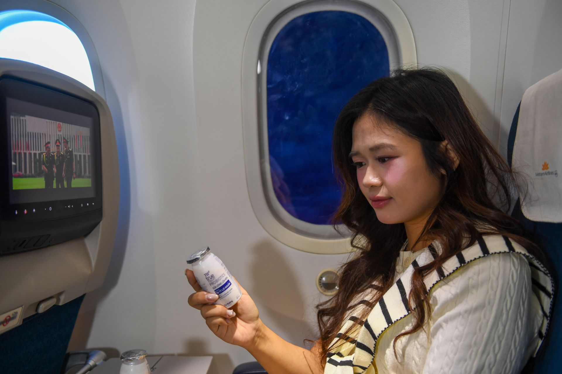 Các sản phẩm như Sữa uống lên men TH true YOGURT PROBIOTICS, sữa chua nếp cẩm được phục vụ tại khoang phổ thông.
