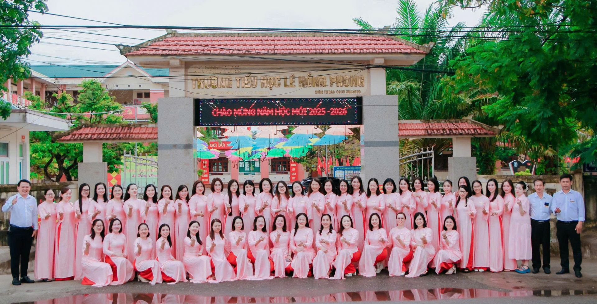 Tập thể thầy cô trường TH Lê Hồng Phong.