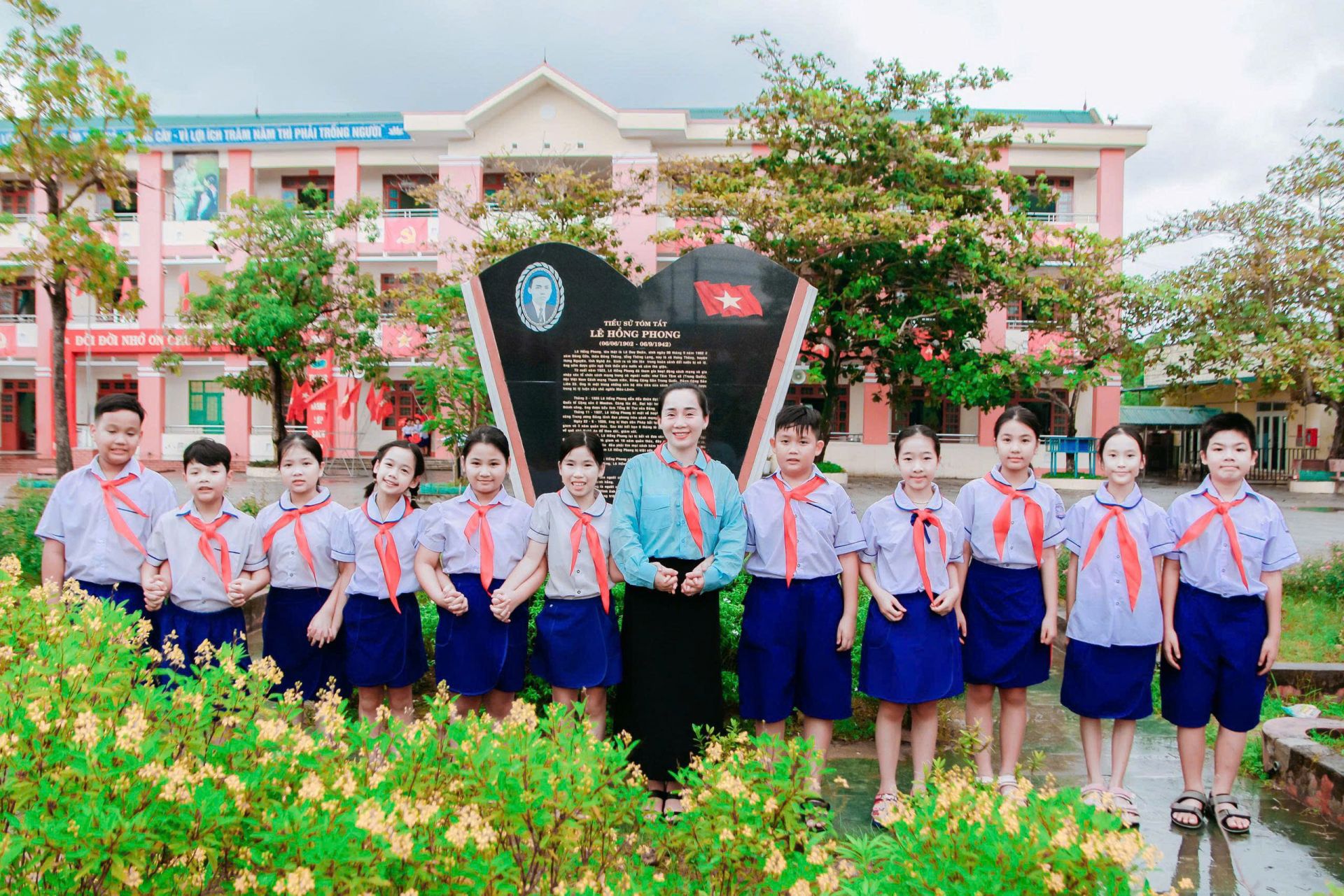 Học sinh nhà trường chăm chút Công trình măng non, làm đẹp cảnh quan sân trường.