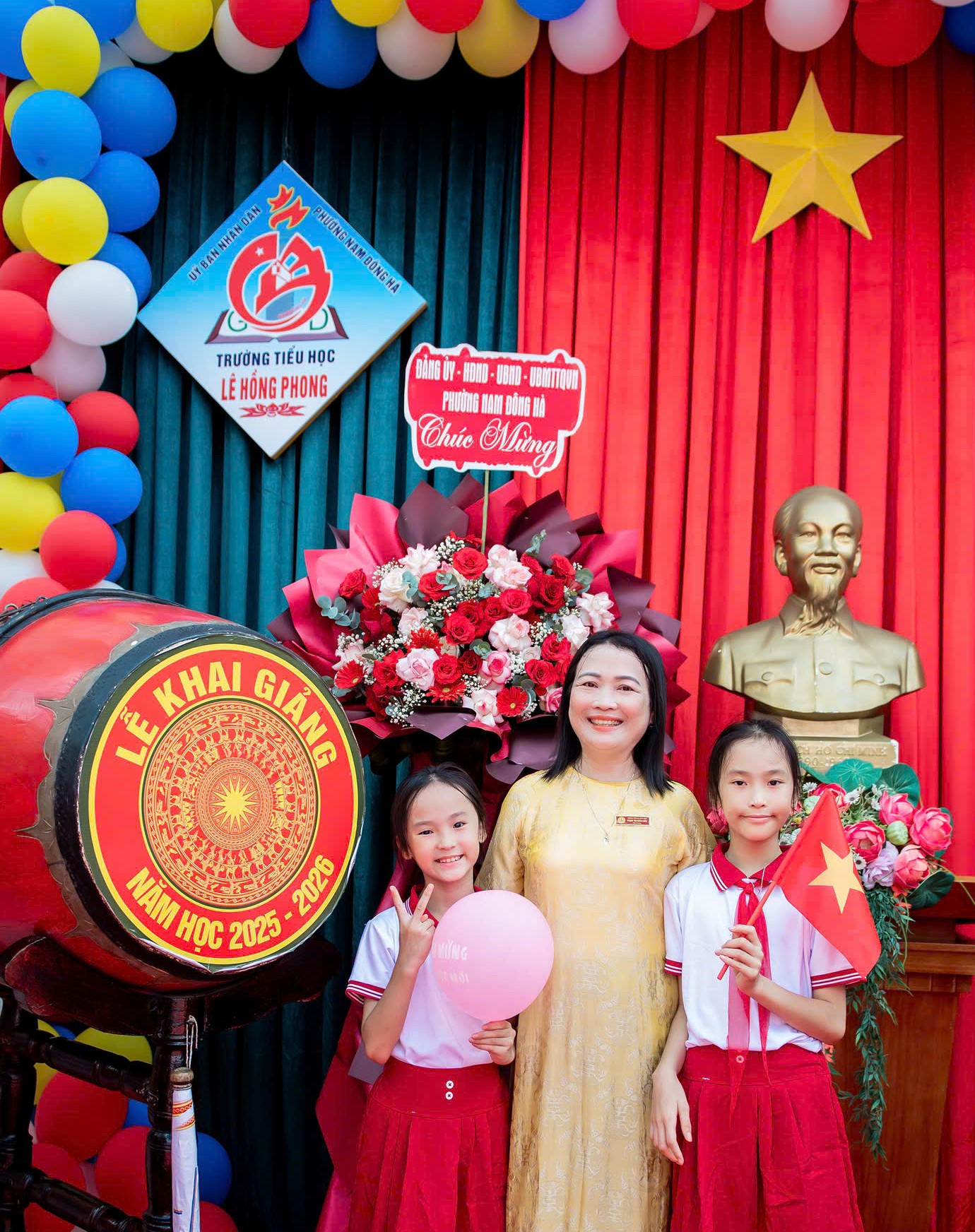 Nhà giáo Phạm Thị Bích Liên, Hiệu trưởng nhà trường, luôn động viên, khuyến khích tinh thần học tập rèn luyện của học trò.