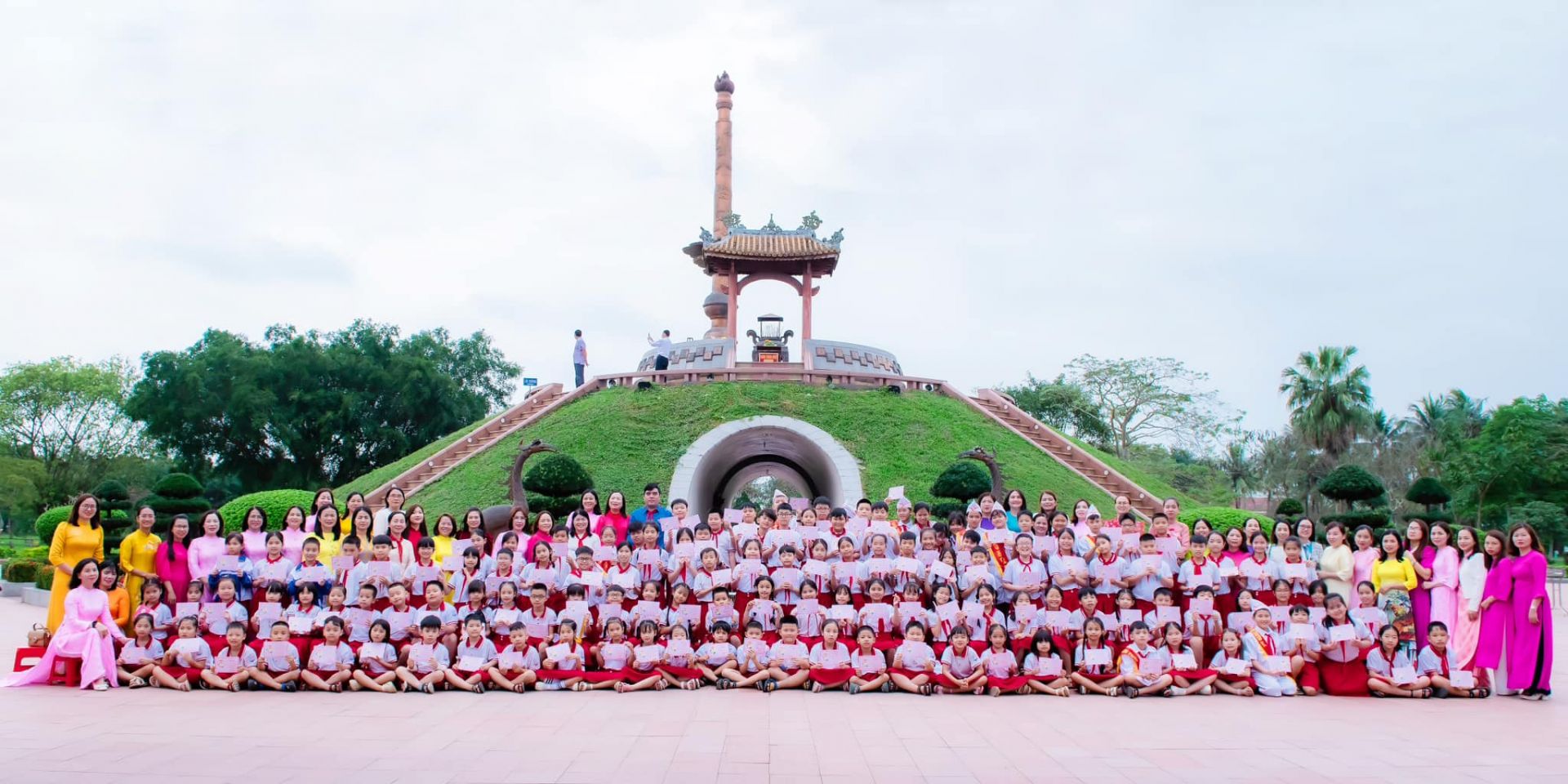 Các bạn đội viên với hành trình tìm về địa chỉ đỏ.