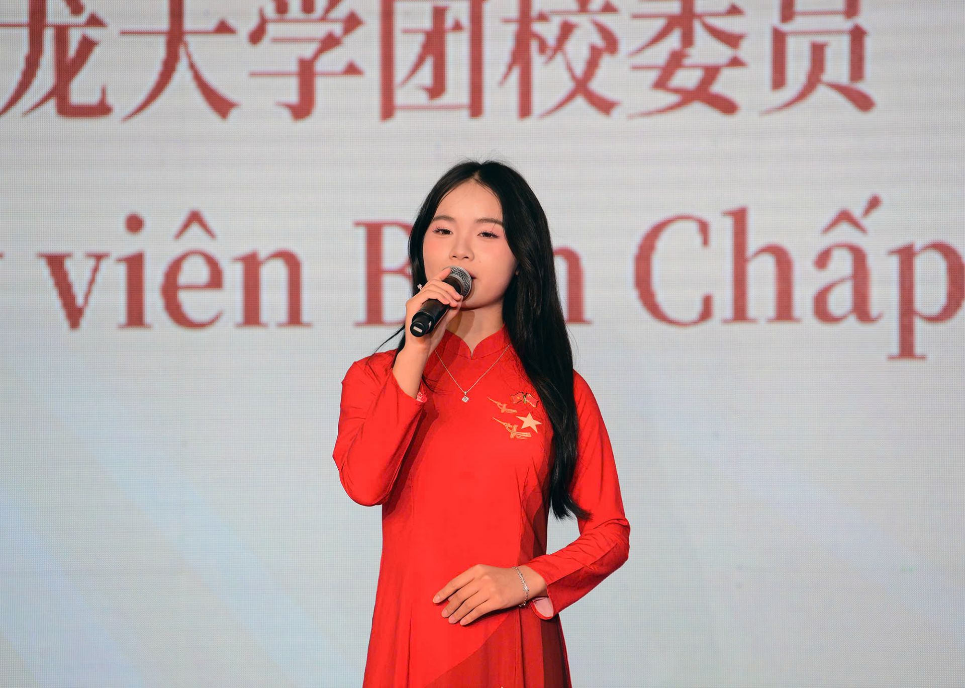 Chị Nguyễn Hoàng Khánh Linh phát biểu tại chương trình.