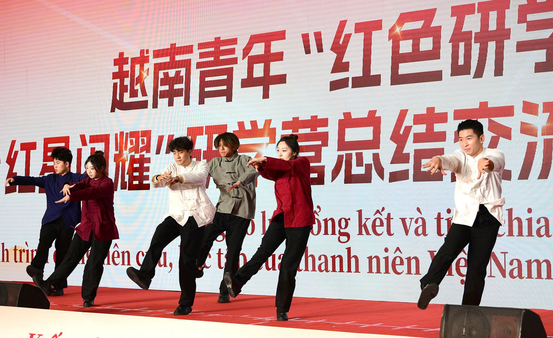 Tiết mục văn nghệ của thanh niên Việt Nam và Trung Quốc.