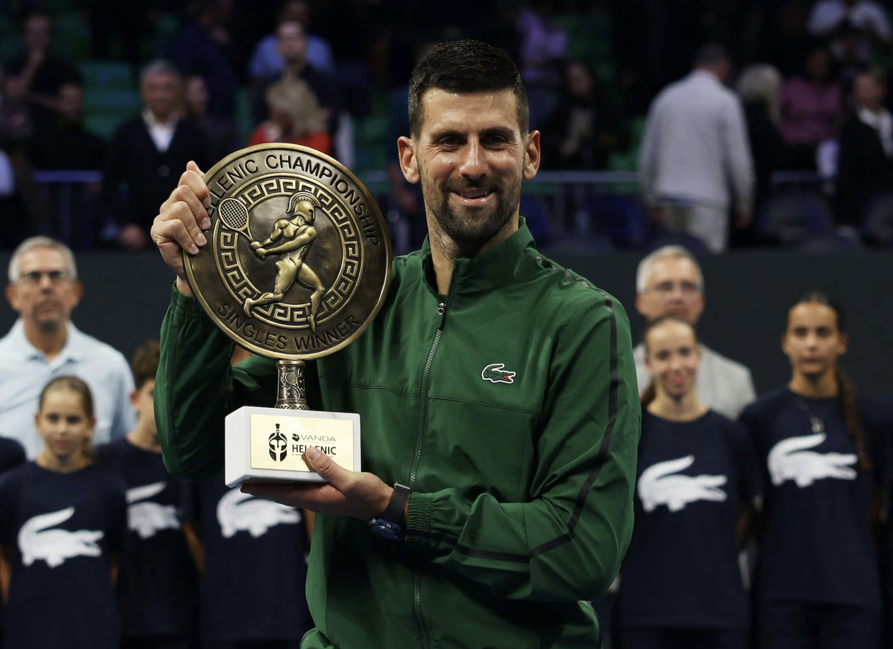 Djokovic nâng cúp vô địch Hellenic Championship.