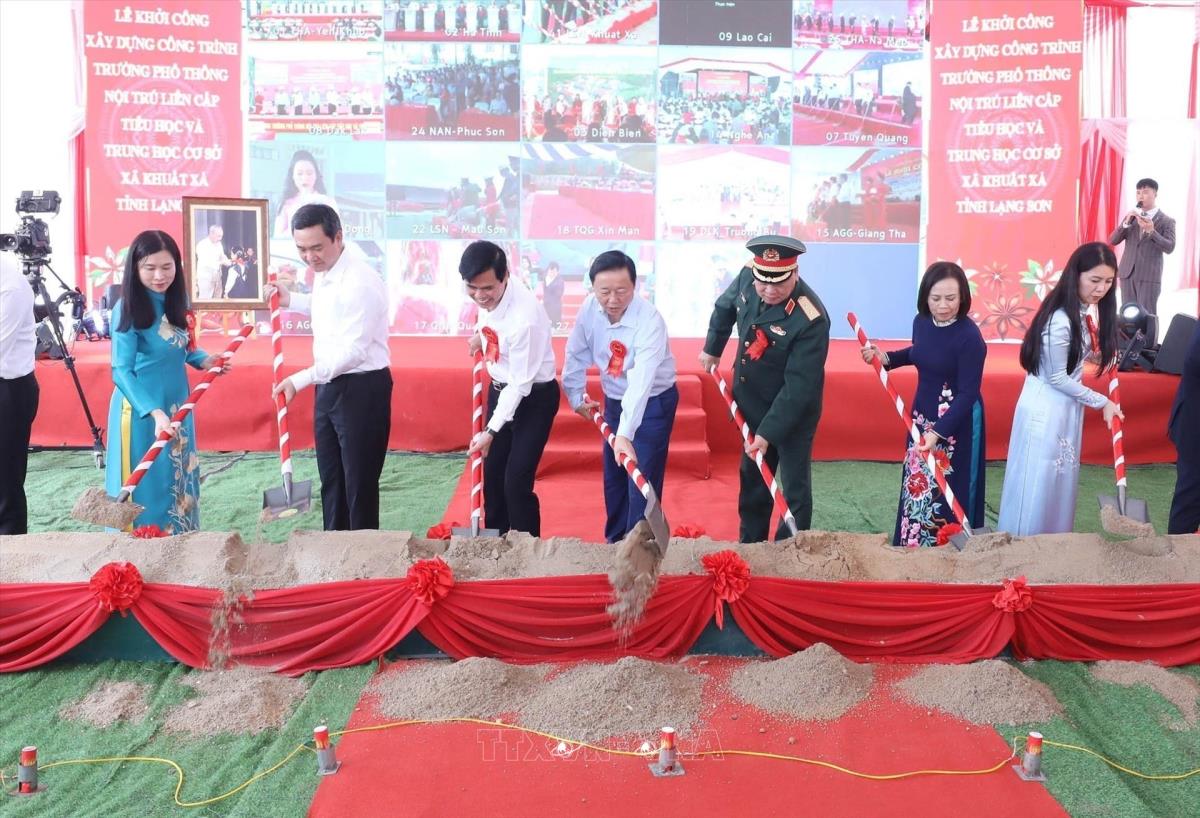 Phó Thủ tướng Chính phủ Trần Hồng Hà cùng các đại biểu thực hiện nghi thức khởi công xây dựng công trình Trường phổ thông nội trú liên cấp TH&THCS Khuất Xá.