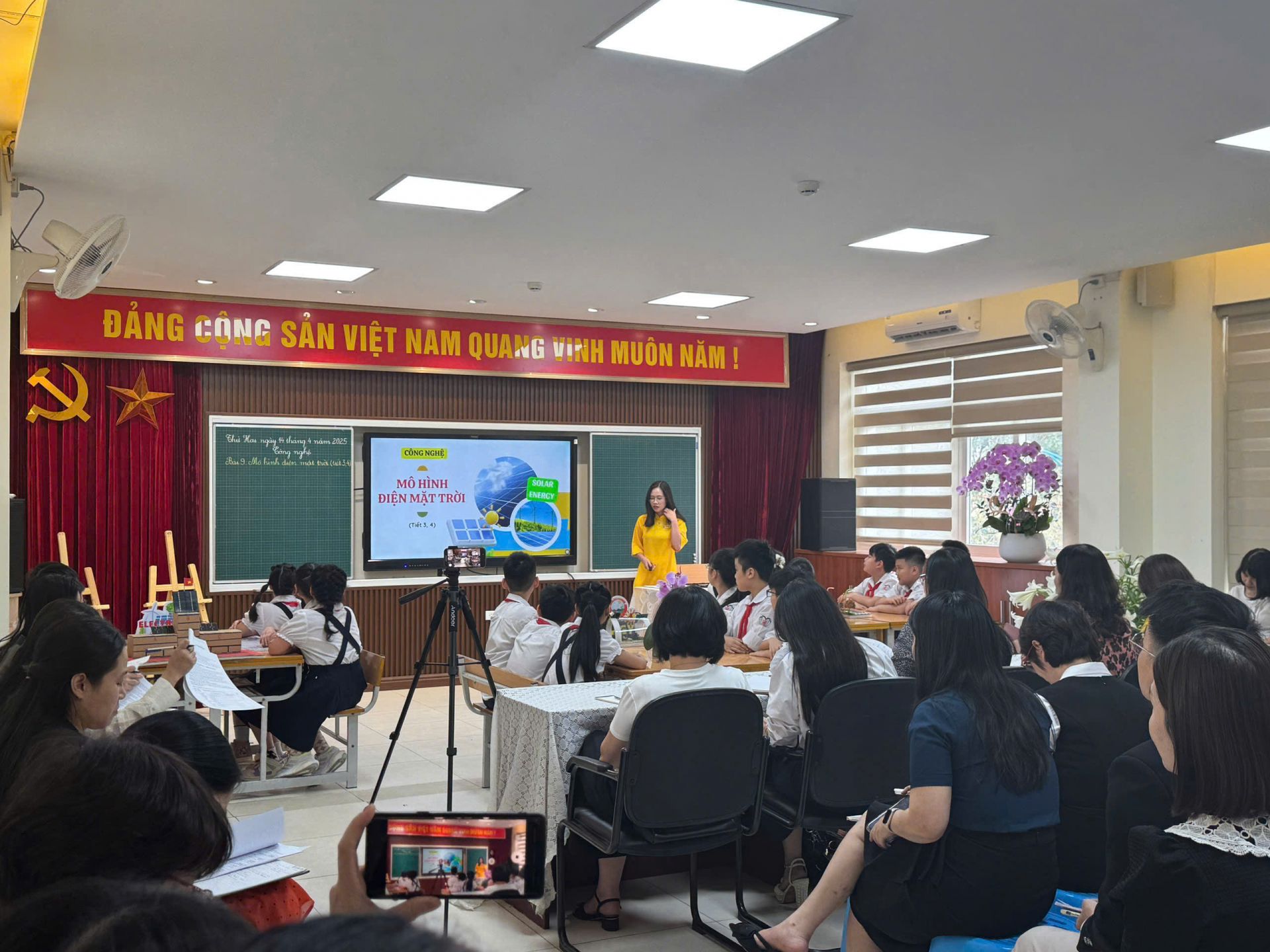 Giáo viên trường Tiểu học Ngô Thì Nhậm ứng dụng công nghệ trong dạy học.