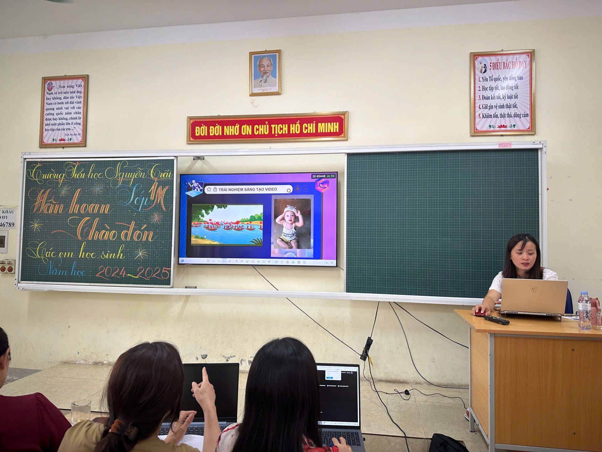 Thầy cô trường Tiểu học Nguyễn Trãi tập huấn về áp dụng công nghệ thông tin trong giáo dục.