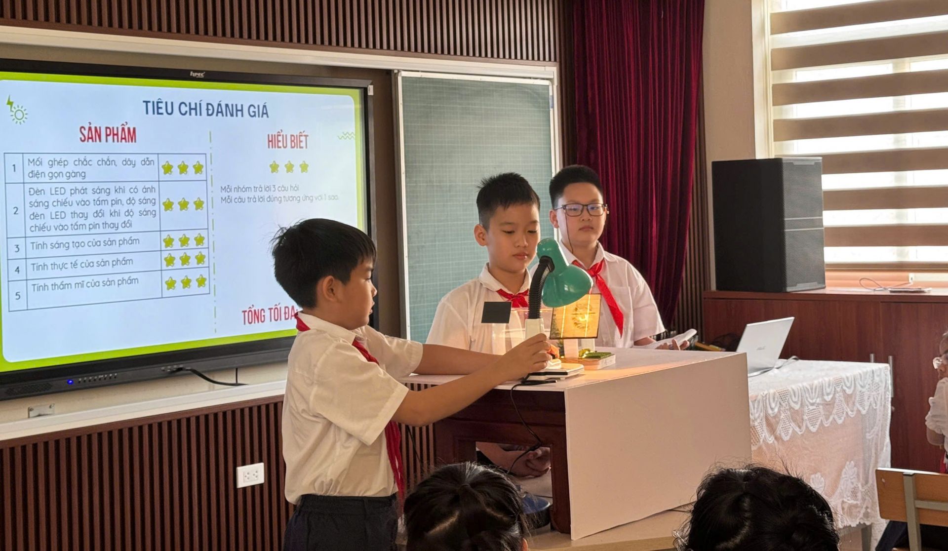 Học sinh được hướng dẫn áp dụng công nghệ trong học tập.