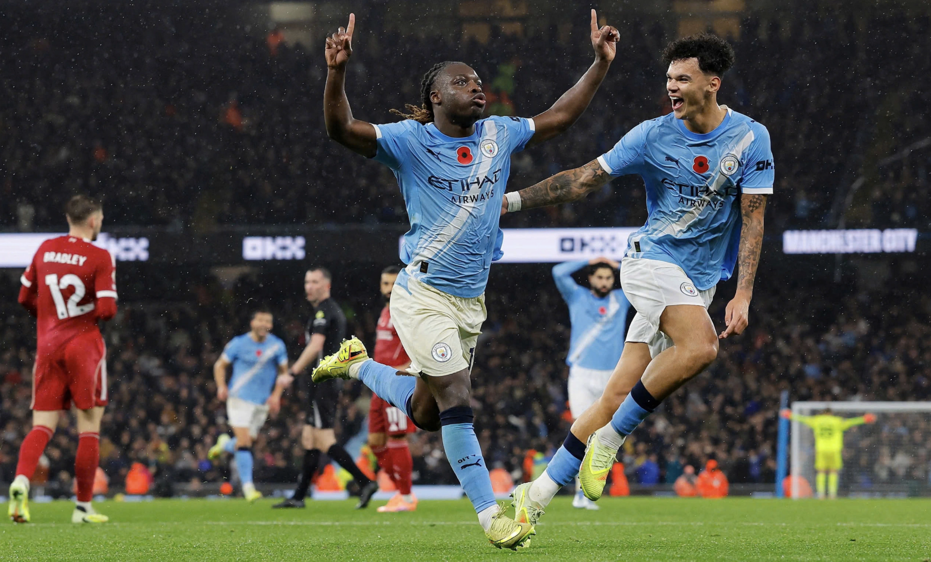 Jeremy Doku ăn mừng bàn thắng ấn định tỷ số 3-0 cho Man City.