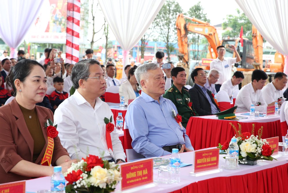 Phó Thủ tướng Thường trực Chính phủ Nguyễn Hòa Bình, Bộ trưởng Bộ Tư pháp Nguyễn Hải Ninh dự lễ khởi công dự án Trường nội trú liên cấp Tiểu học – THCS Sơn Kim 1, tỉnh Hà Tĩnh.