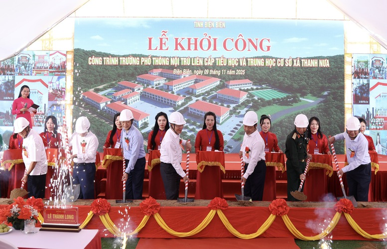 Phó Thủ tướng Lê Thành Long cùng các đại biểu thực hiện nghi thức khởi công xây dựng Trường Phổ thông nội trú liên cấp Tiểu học và Trung học cơ sở Thanh Nưa