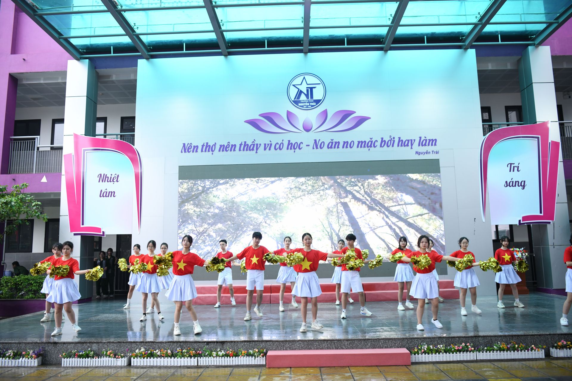 Tiết mục văn nghệ chào mừng của các bạn học sinh trường THCS Nguyễn Trãi.