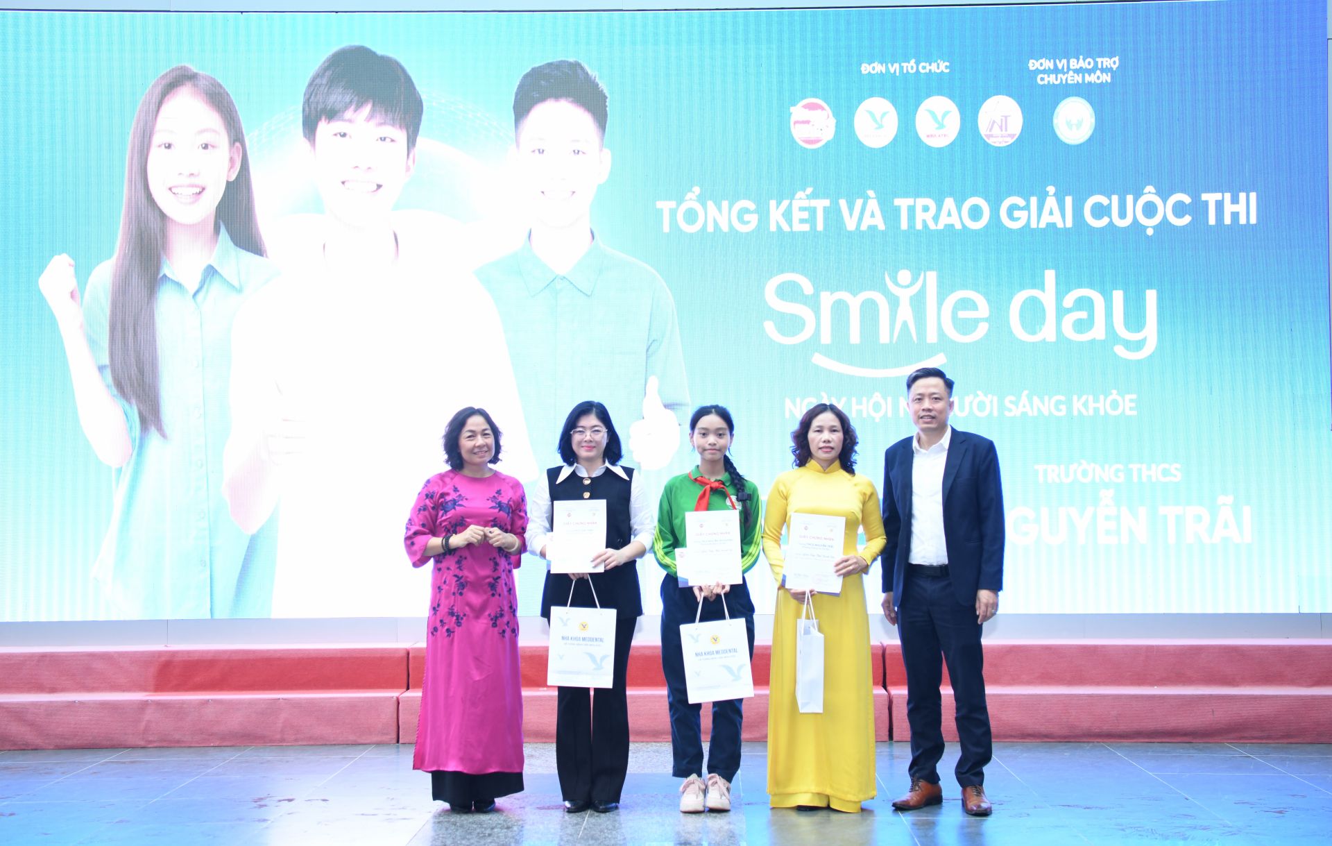 Trao giải Tập thể cho các nhà trường tích cực tham gia cuộc thi.