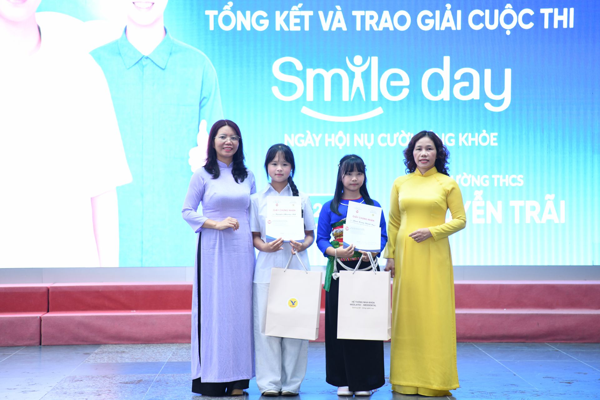 Trao giải Ba và giải Khuyến khích cho các bạn thí sinh dự thi.