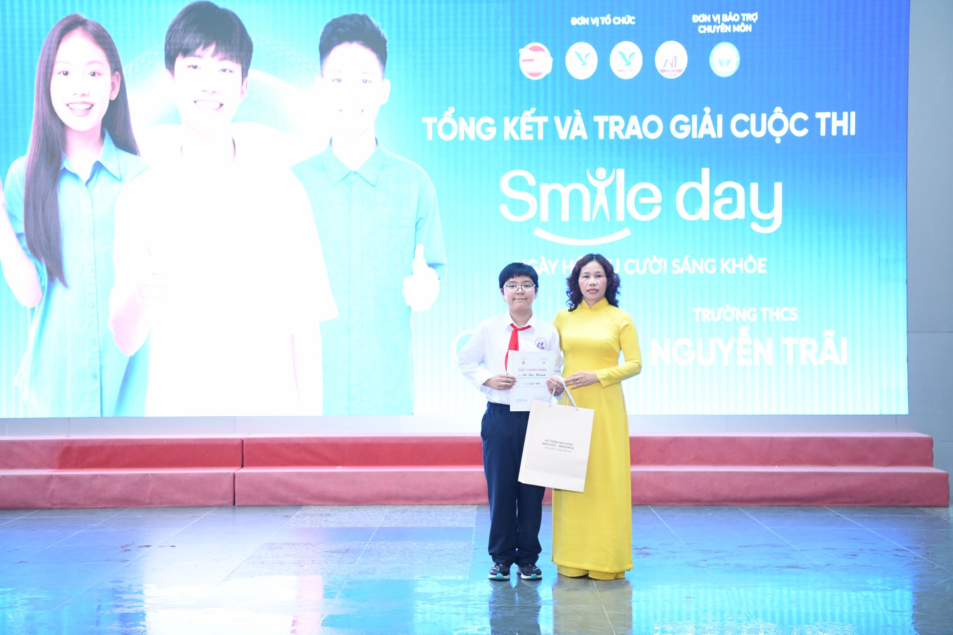 Nhà giáo Lê Thị Minh Huệ trao giải Nhì của cuộc thi.