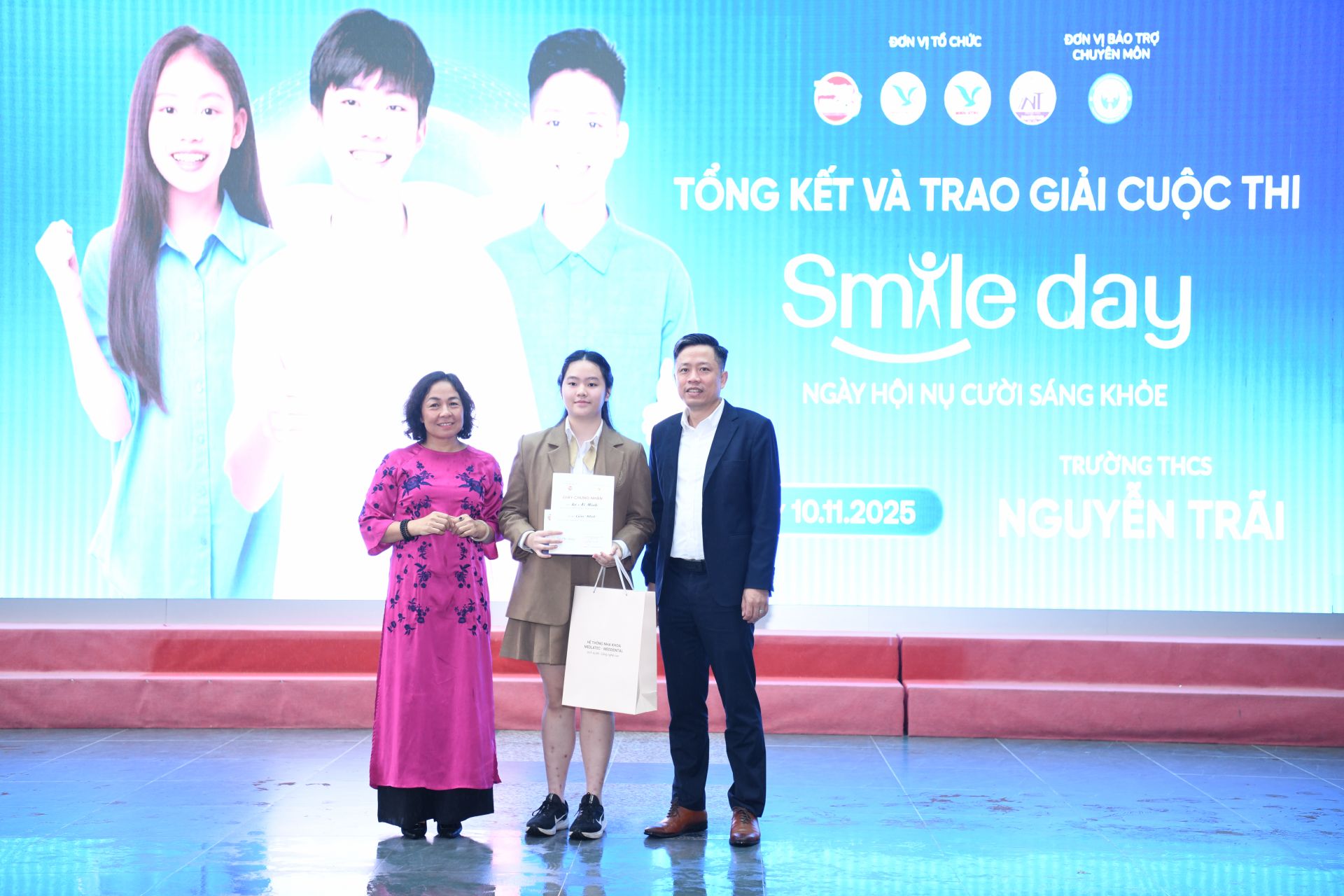 Ban Tổ chức trao giải Nhất của cuộc thi.