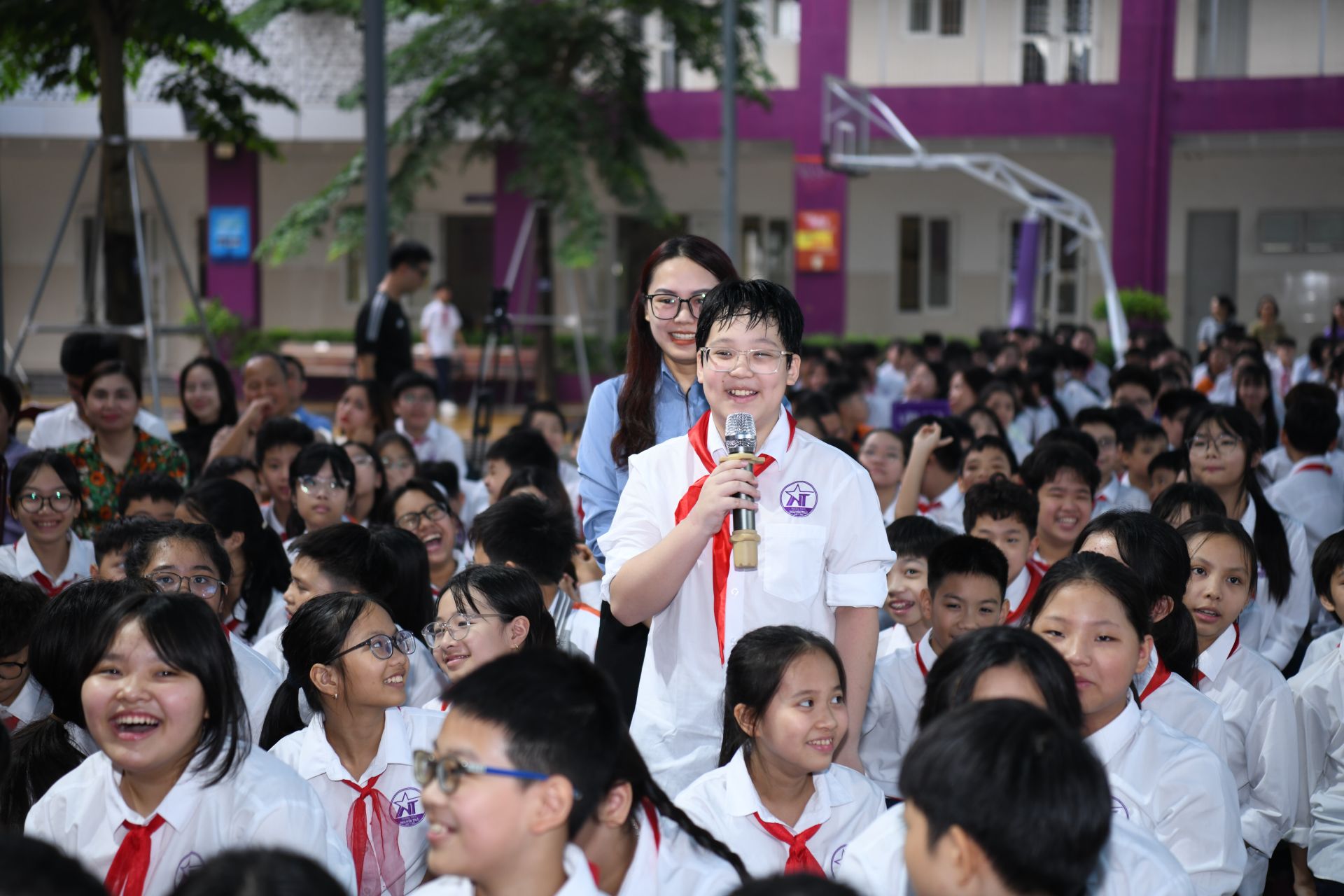 Học sinh trường THCS Nguyễn Trãi đặt câu hỏi với các vị khách mời.