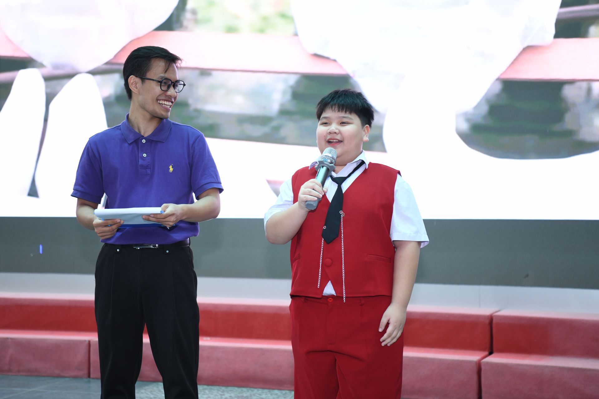 Các khách mời giao lưu cùng các bạn học sinh tại chương trình.