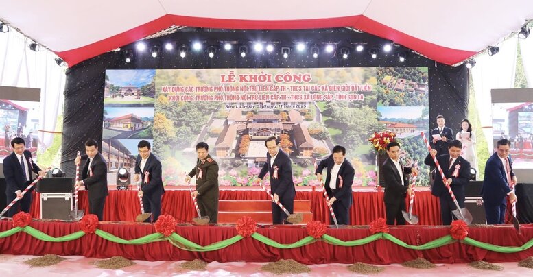 Các đại biểu thực hiện nghi thức khởi công Trường Phổ thông nội trú liên cấp TH - THCS xã Lóng Sập, tỉnh Sơn La.