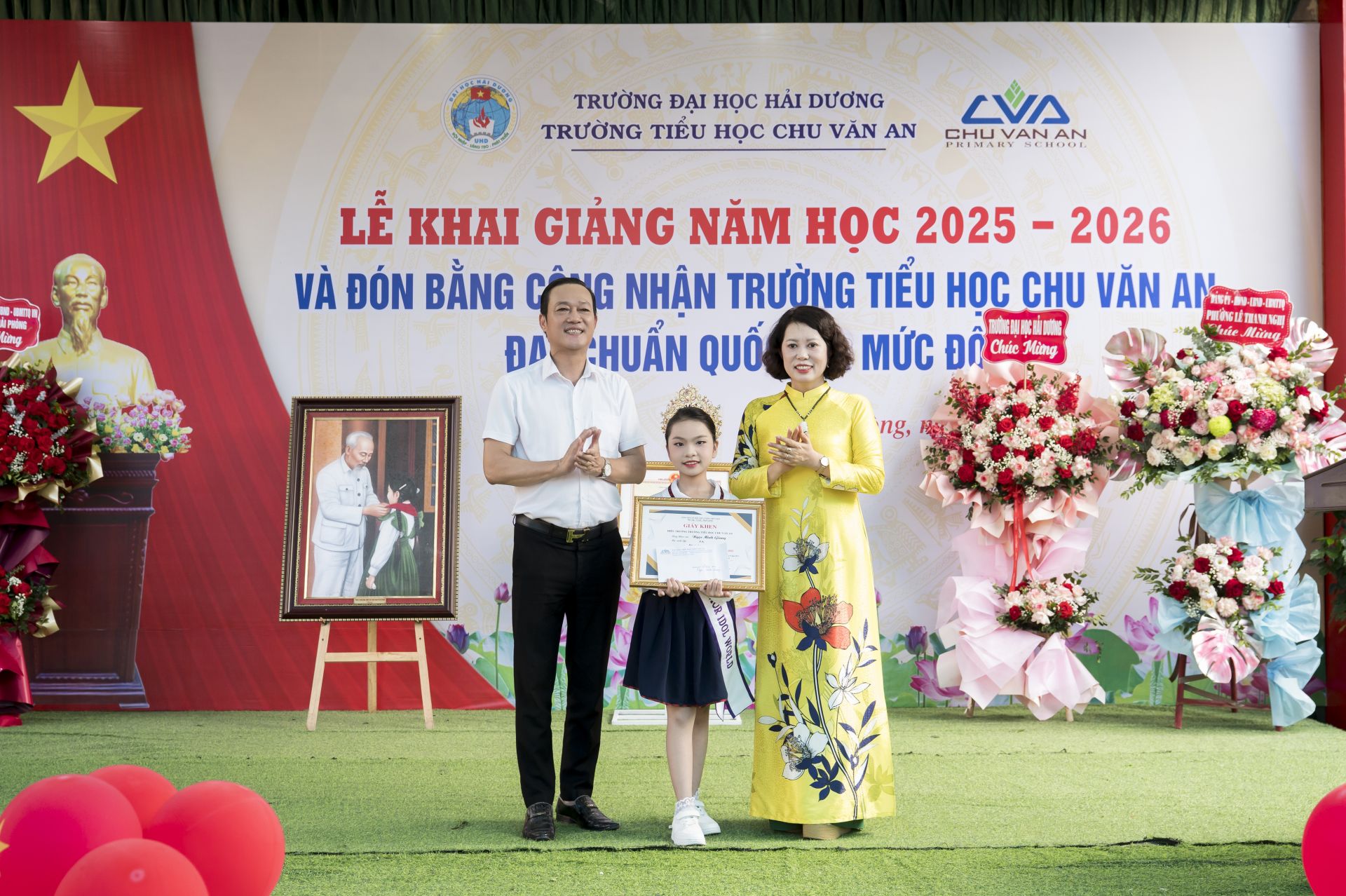 Nhà trường trao Giấy khen cho bạn Ngọc Minh Giang.