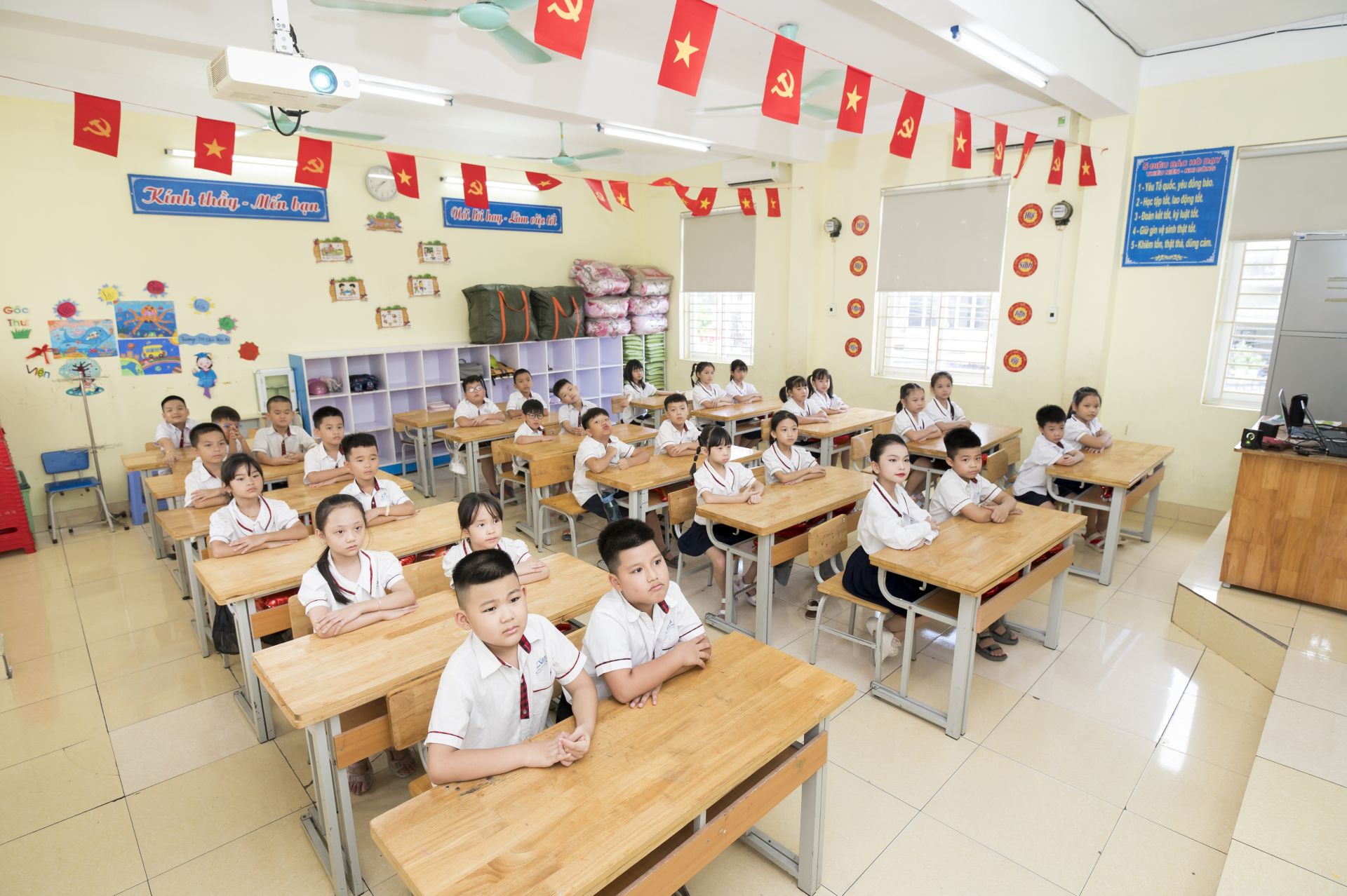 Số lượng học sinh trong mỗi lớp học đạt chuẩn của Bộ GD&ĐT.