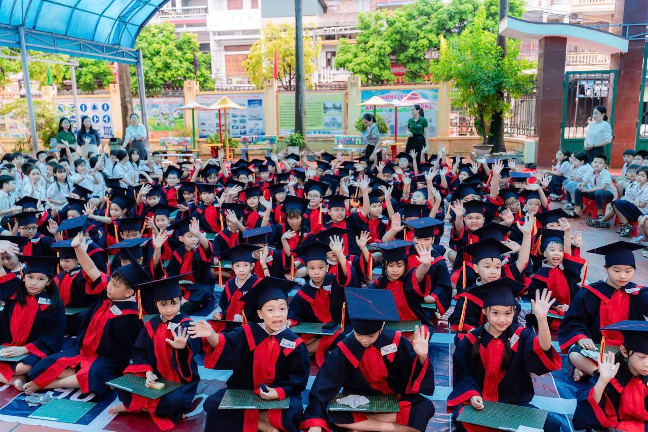 Nhà trường thường xuyên tổ chức các hoạt động ngoại khóa bổ ích cho học trò.