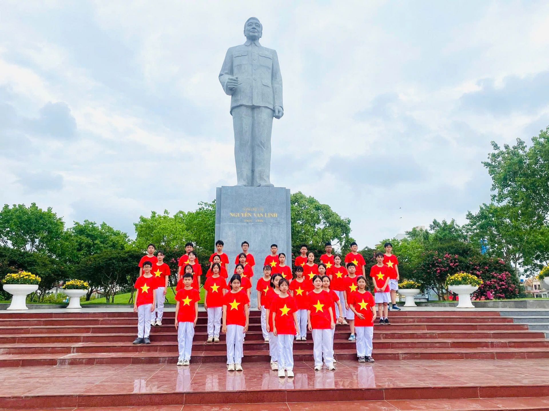 Đội viên trường THCS Lê Quý Đôn hát Quốc ca tại địa chỉ đỏ.