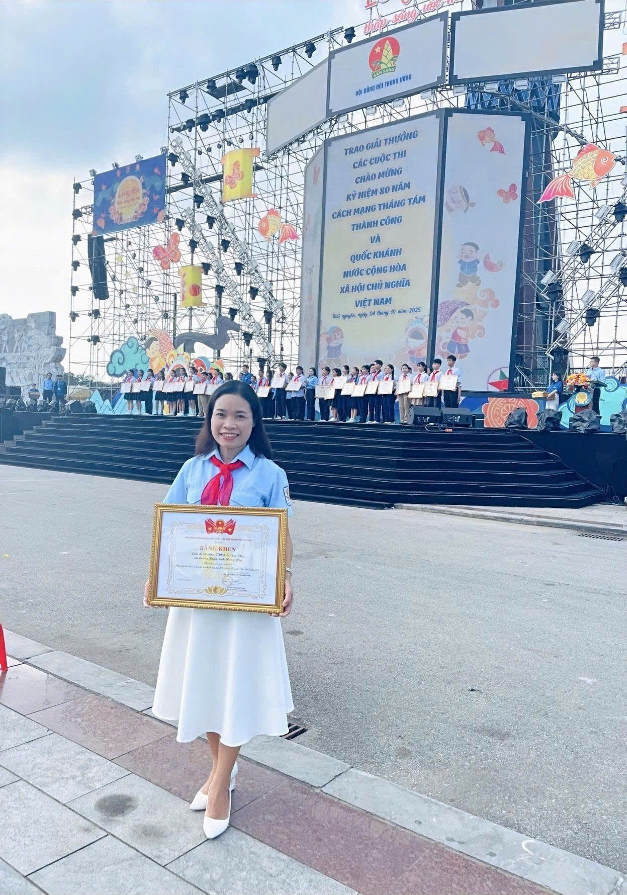 Cô Nguyễn Thị Phương Oanh – giáo viên Tổng phụ trách Đội – đại diện Liên đội nhận Bằng khen của Hội đồng Đội Trung ương.