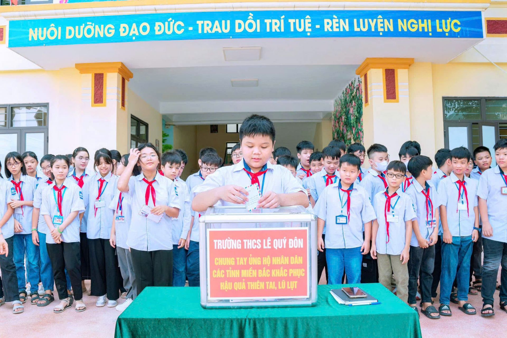 Học sinh nhà trường hăng hái tham gia các hoạt động quyên góp, thiện nguyện vì cộng đồng.