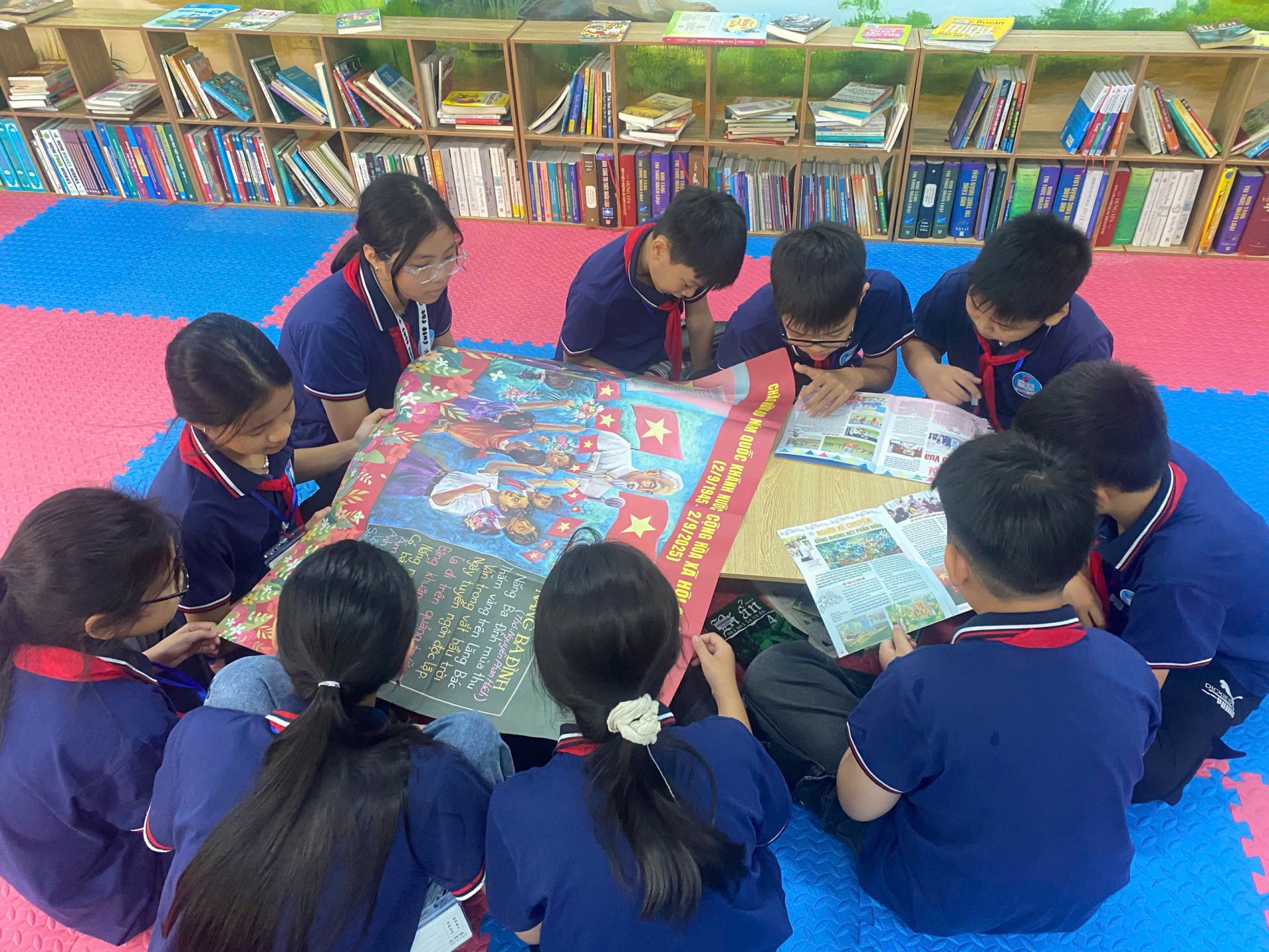 Học trò trường THCS Lê Quý Đôn bên phụ bản đặc biệt của Báo Đội.