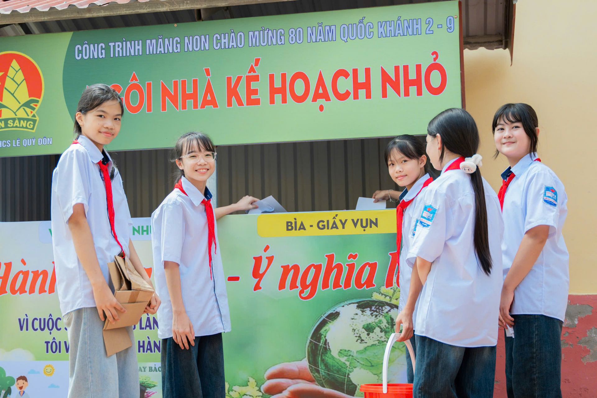 Các đội viên trường THCS Lê Quý Đôn tích cực tham gia phong trào “Kế hoạch nhỏ”.