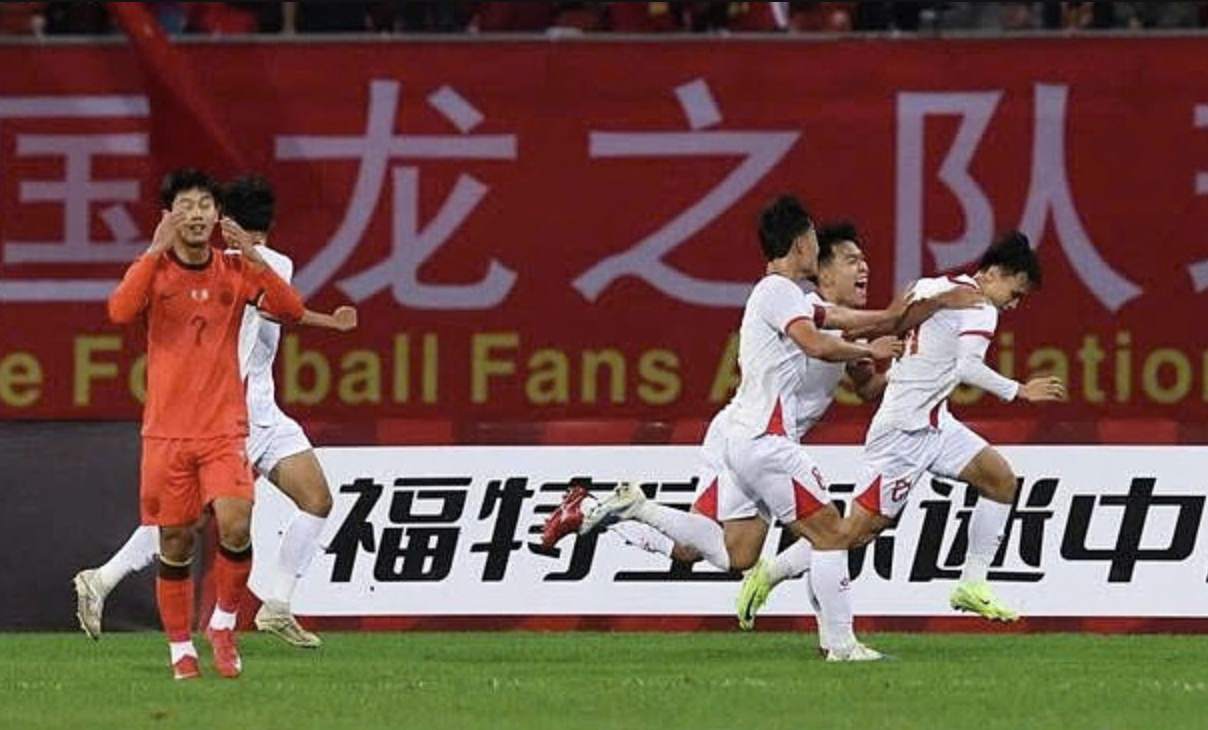 Phạm Minh Phúc (phải) ăn mừng bàn thắng cho Việt Nam.