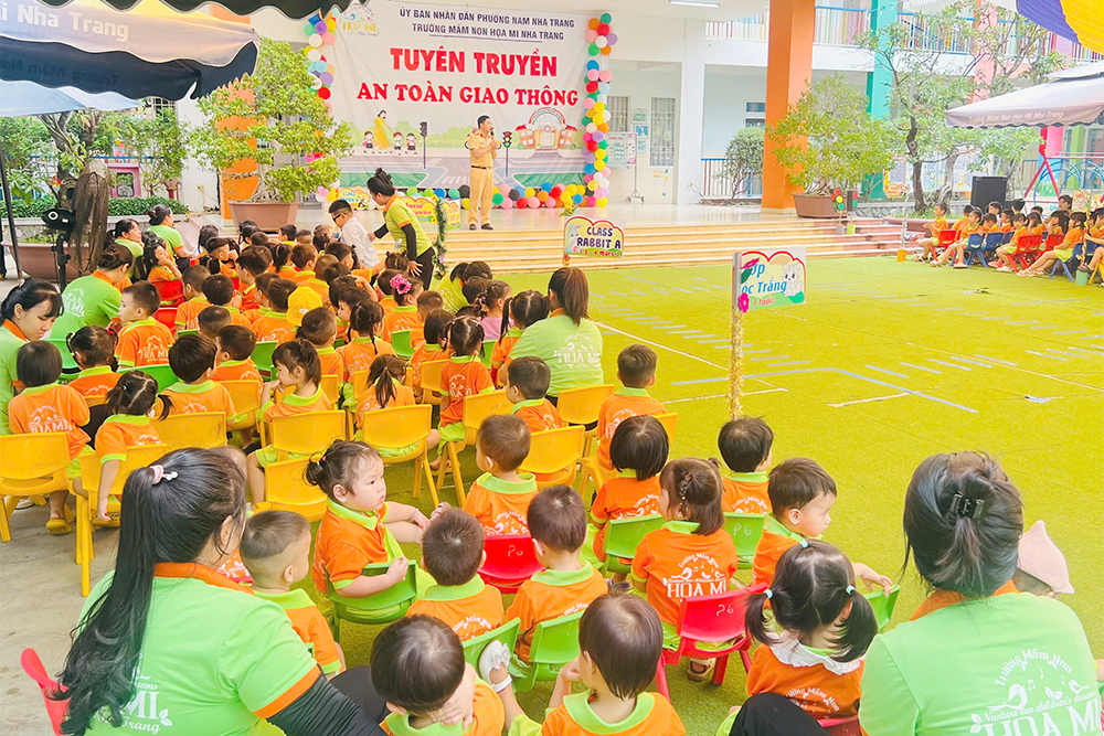 Gần 200 bạn nhỏ chăm chú lắng nghe tuyên truyền an toàn giao thông tại sân trường mầm non Họa Mi.