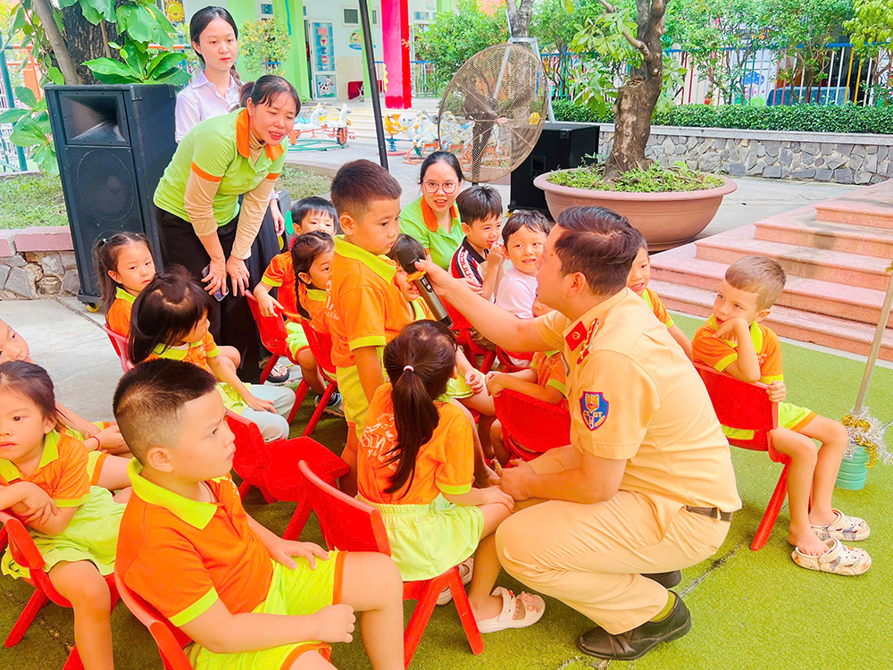 Các bạn nhỏ được các chú CSGT hướng dẫn về kỹ năng tham gia giao thông an toàn.