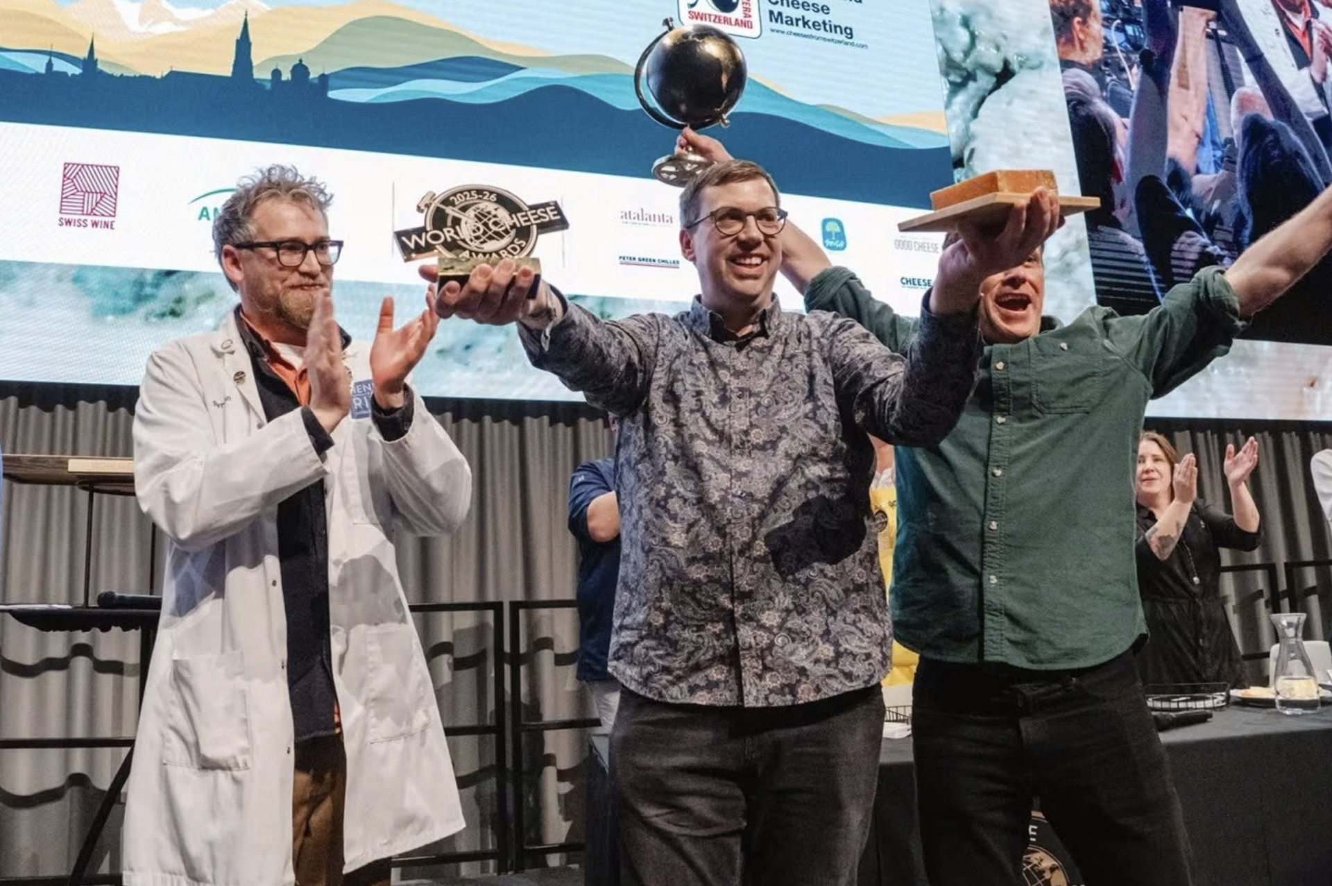 Nghệ nhân phô mai nhận giải thưởng loại phô mai ngon nhất thế giới 2025. 