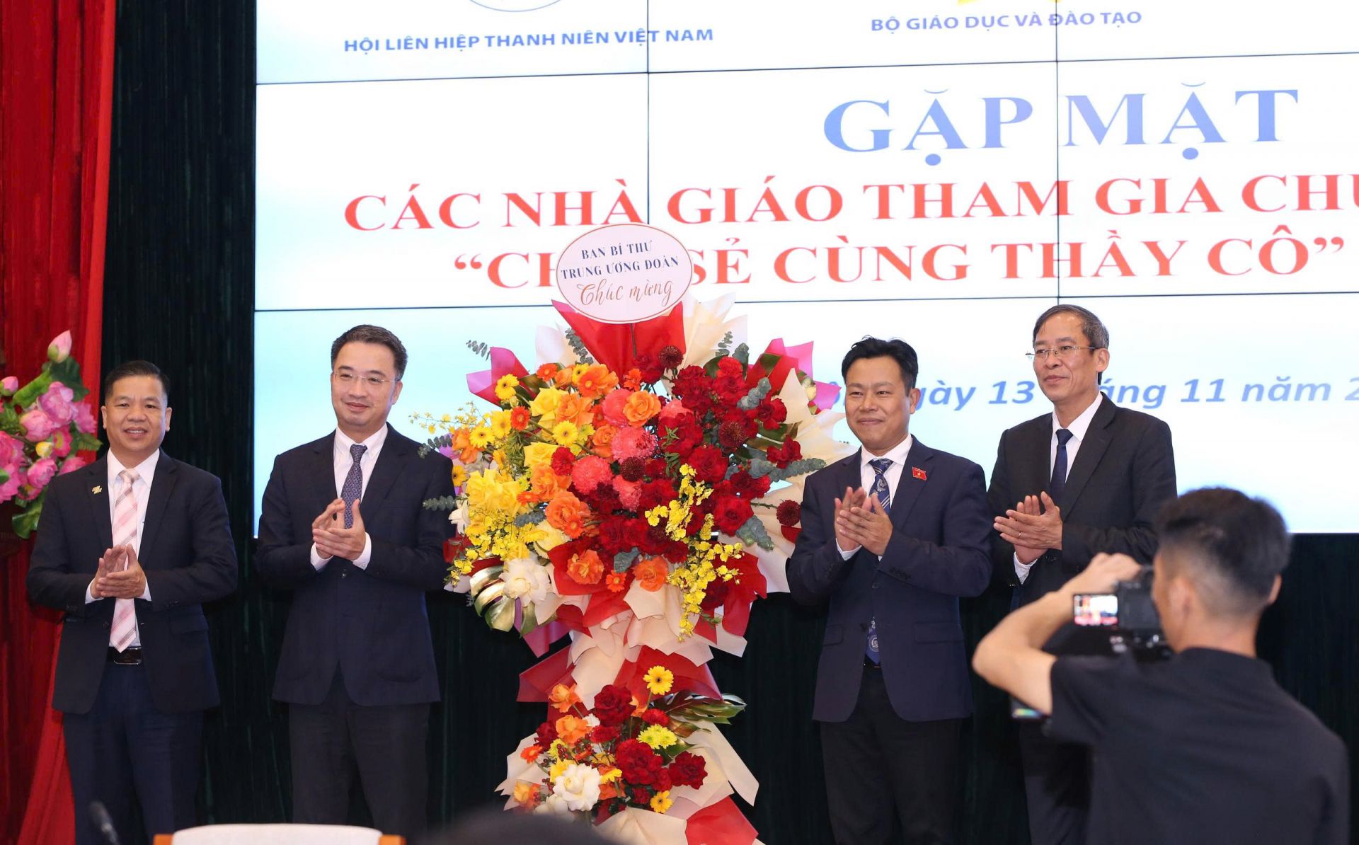 Bí thư T.Ư Đoàn Nguyễn Tường Lâm tặng hoa chúc mừng Ngày Nhà giáo Việt Nam