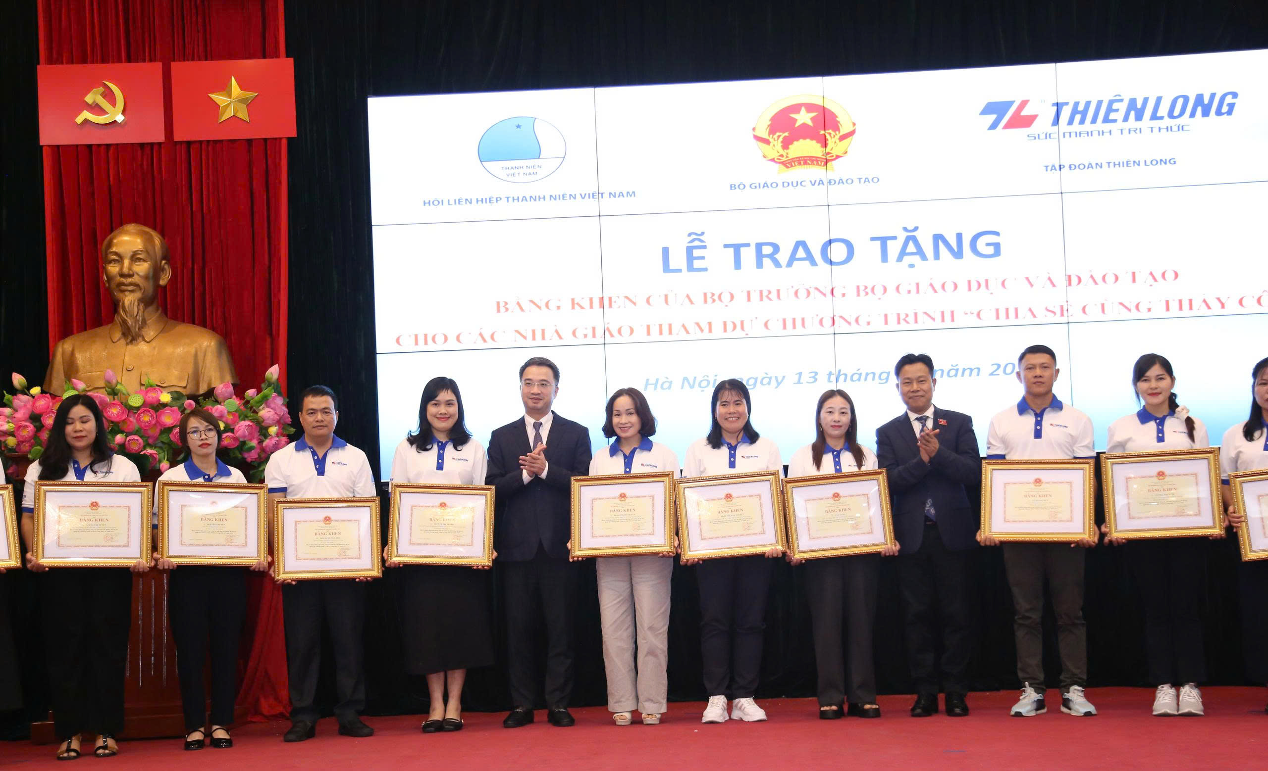 Các thầy, cô giáo tiêu biểu được nhận Bằng khen